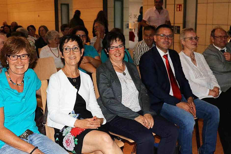 Vorne von links: Vorsitzende Claudia Scharf, Vizepräsidentin des Südbadischen Landfrauenverbands, Kathrin Leininger, Bezirksvorsitzende Carola Morath, Alexander Graf (Sparkasse), die evangelischen Pfarrer, Ina und Mathias Geib. (Foto: Gudrun Deinzer) Vorne von links: Vorsitzende Claudia Scharf, Vizepräsidentin des Südbadischen Landfrauenverbands, Kathrin Leininger, Bezirksvorsitzende Carola Morath, Alexander Graf (Sparkasse), die evangelischen Pfarrer, Ina und Mathias Geib. (Foto: Gudrun Deinzer)