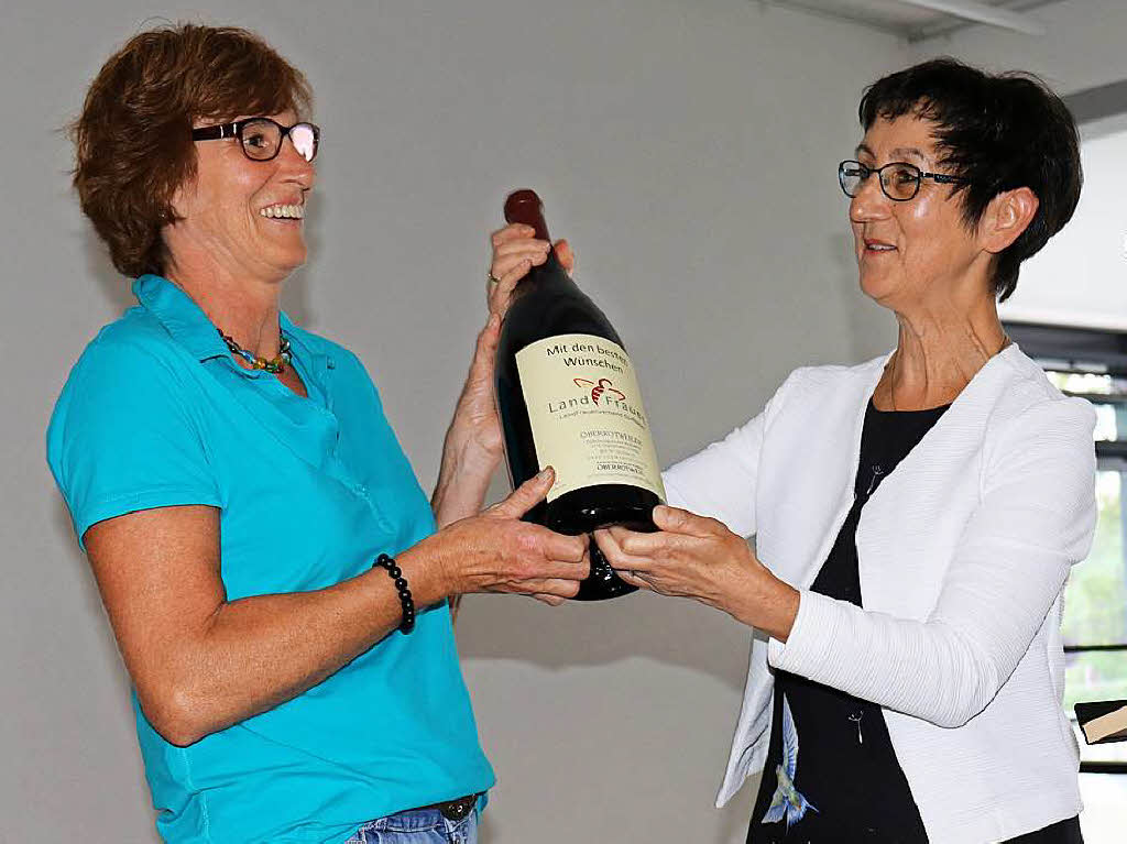 Zum weiteren Feiern nahm Vorsitzende Claudia Scharf von der Vizeprsidentin des Landfrauenverbands Sdbaden, Kathrin Leininger, „Landfrauenwein" entgegen.