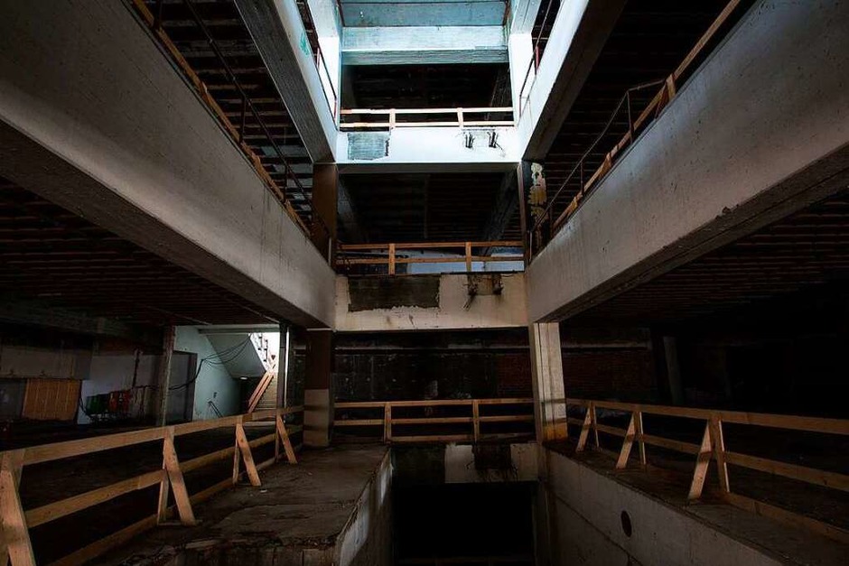 Das Kaufhaus Krauss in der Emmendinger Innenstadt steht seit 2010 leer. Heute haben Sprayer die Ruine für sich entdeckt – das ist wegen Nägeln und Löchern im Boden nicht ganz ungefährlich. (Foto: Patrik Müller) Das Kaufhaus Krauss in der Emmendinger Innenstadt steht seit 2010 leer. Heute haben Sprayer die Ruine für sich entdeckt – das ist wegen Nägeln und Löchern im Boden nicht ganz ungefährlich. (Foto: Patrik Müller)