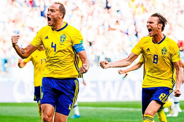 Schwedens Andreas Granqvist (l) jubelt...lfmeter zum 1:0 neben Albin Ekdal (r).  | Foto: dpa