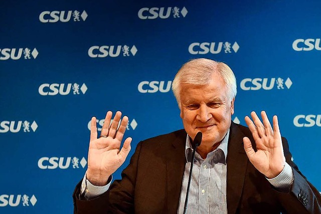 Horst Seehofer will vor Anordnung von Zurckweisungen mit Merkel reden.  | Foto: AFP