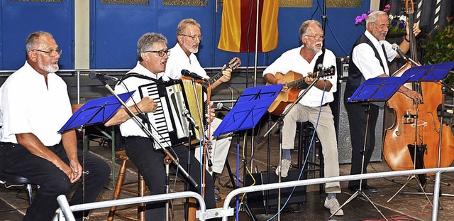 Klaus Weisenberger, Karl-Heinz Heitzma...  begleiteten beim Volksliedersingen.   | Foto: R. Vitt