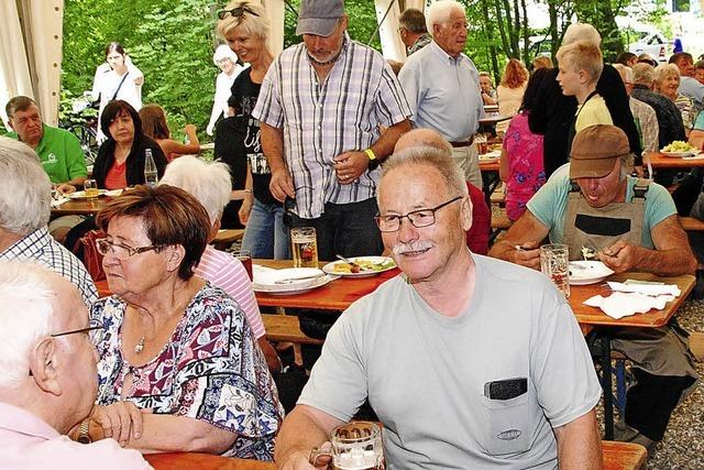 Feiern im Schatten der alten Bume