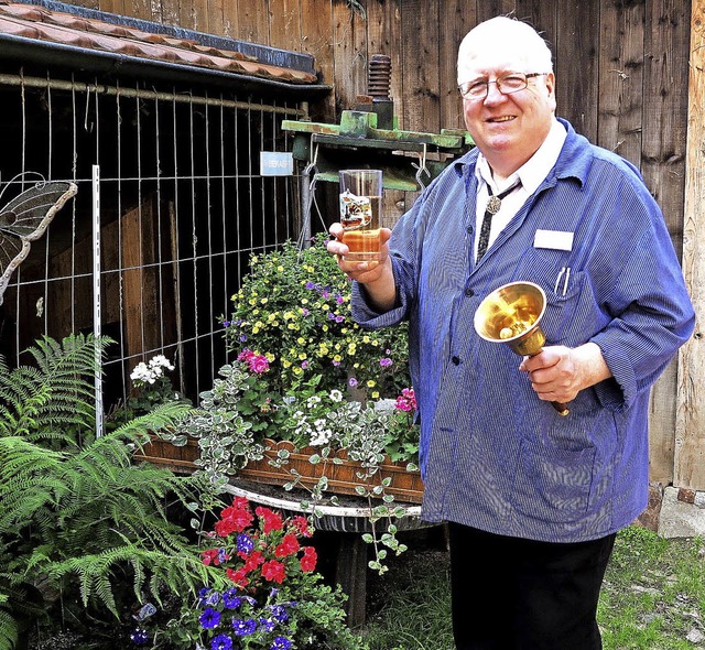 Mit Glocke und Auggener Vierteleglas: ...n Anwesen an der Auggener Hauptstrae   | Foto: Philipp