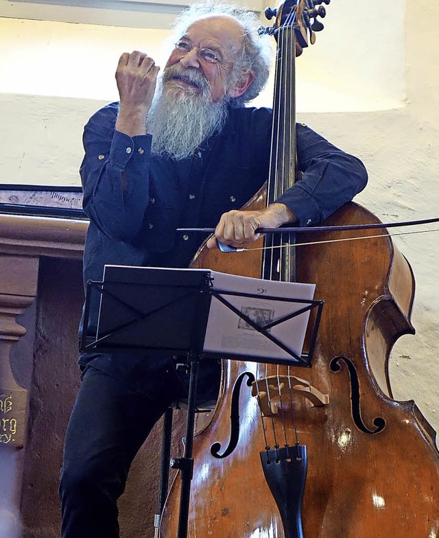 Der Musiker und Schauspieler Christian... wahre Hassliebe zu seinem Instrument.  | Foto: Roswitha Frey