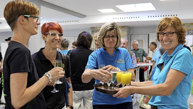 Vorsitzende Claudia Scharf (rechts) un...lle die Gste persnlich zu bedienen.   | Foto: Gudrun Deinzer