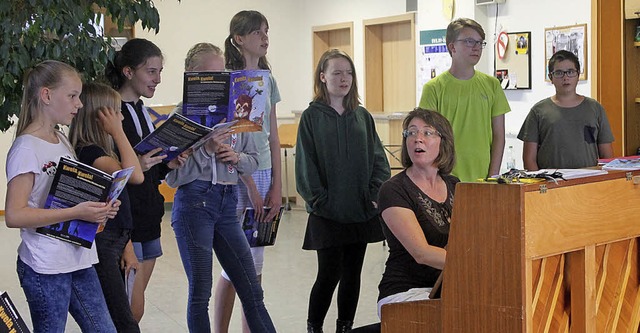 Der Kinder- und Jugendchor Binzgen unt...ical &#8222;Kwela, Kwela&#8220; ein.    | Foto: Michelle Gntert