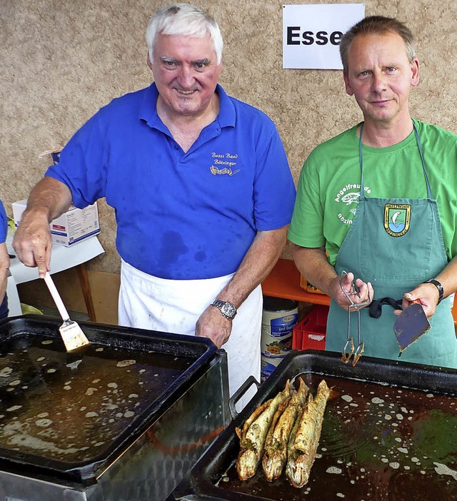 Fisch wurde gegrillt und Musik gab es ...rem vom Panikorchester aus Furtwangen.  | Foto: Claudia Bachmann-Goronzy