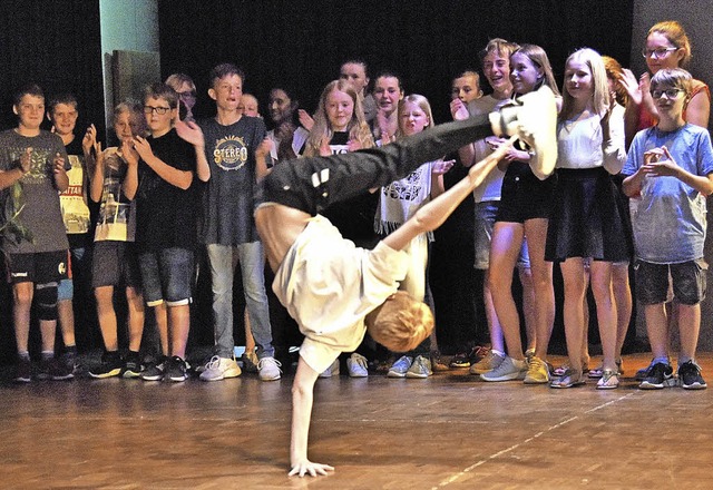 Zwischenspiel beim abendfllenden Prog... des Erasmus-Gymnasiums mit Breakdance  | Foto: Markus Zimmermann