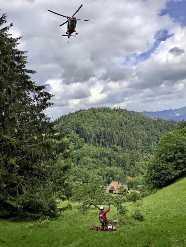 Eine Radfahrerin musste mit der Rettungswinde aus dem Gelnde gerettet werden.  | Foto: Bergwacht Schwarzwald