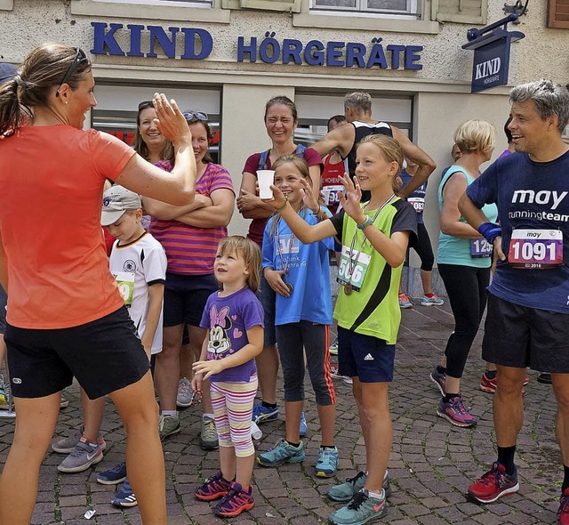 Abklatschen nach dem Lauf: Marianne Le...Zeit hingelegt und lsst sich feiern.   | Foto: Ursula Freudig