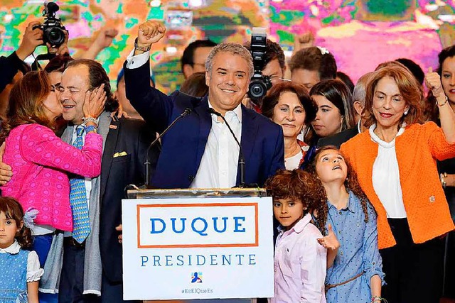 Feiern im Kreis der Anhnger und der F... Kolumbiens neuer Prsident Ivn Duque  | Foto: Afp