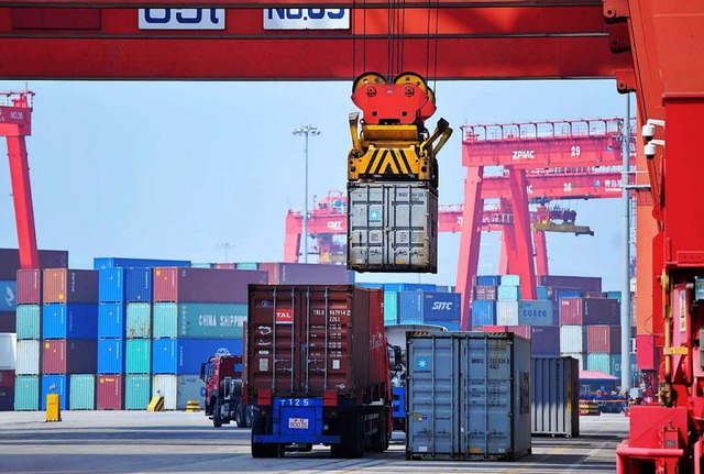 Der Containerhafen von Qingdao in China  | Foto: AFP