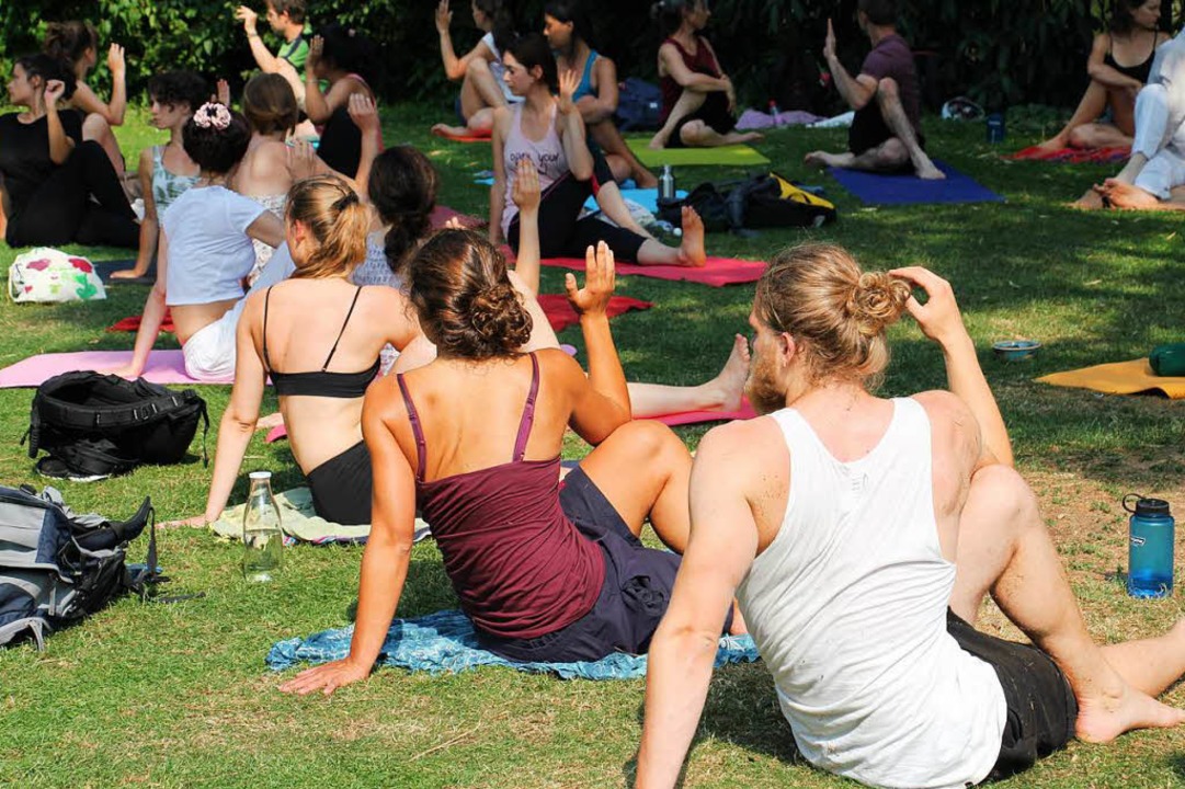 Yoga für alle &#8211; das gibt&#8217;s...eiburger Stadtgarten beim Weltyogatag.  | Foto: Irma Schuster