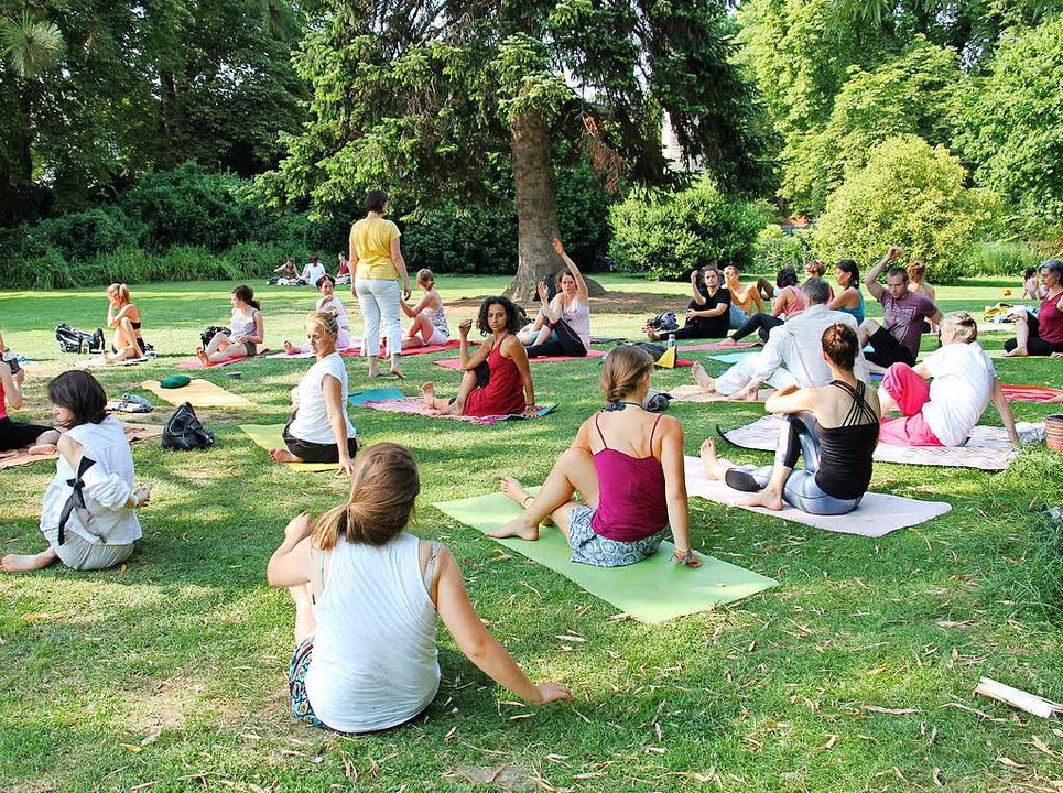Yoga fr alle &#8211; das gibt&#8217;s...eiburger Stadtgarten beim Weltyogatag.  | Foto: Irma Schuster