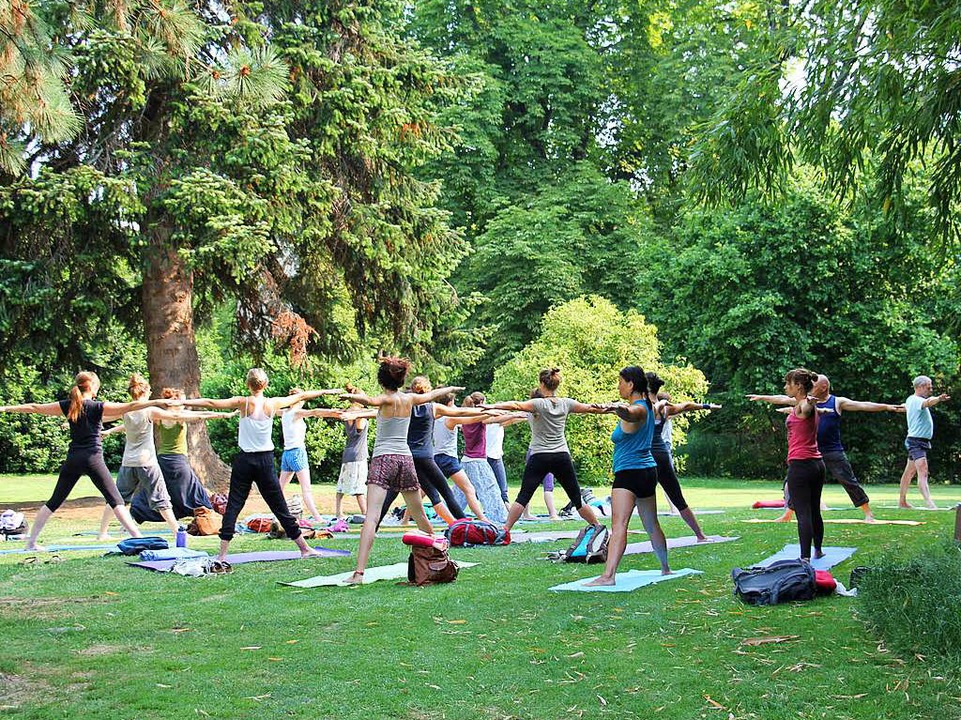 Yoga fr alle &#8211; das gibt&#8217;s...eiburger Stadtgarten beim Weltyogatag.  | Foto: Irma Schuster