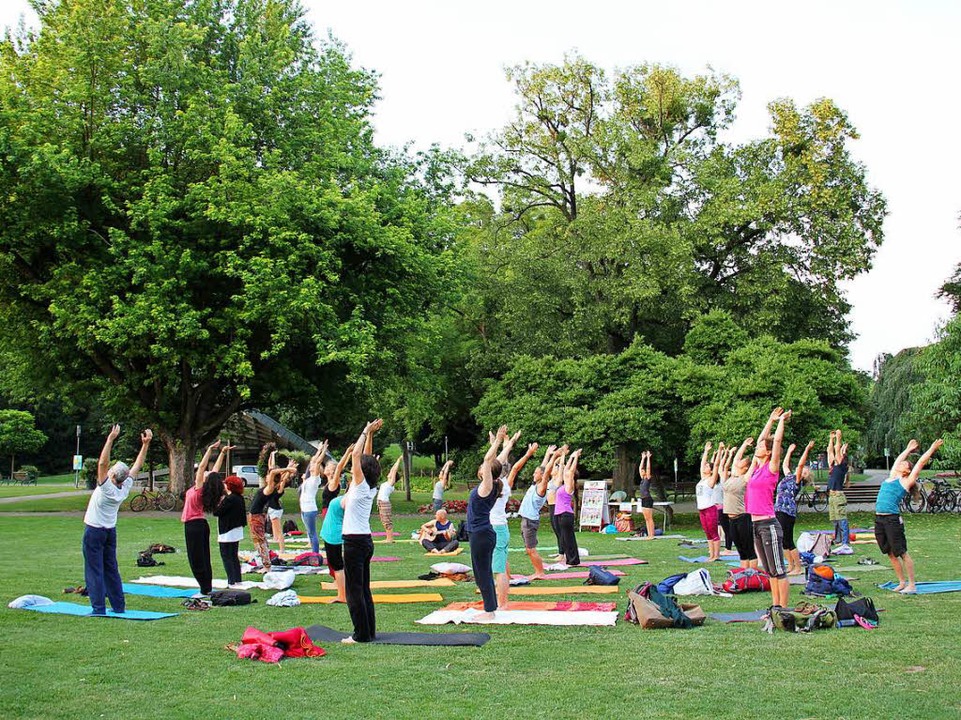 Yoga fr alle &#8211; das gibt&#8217;s...eiburger Stadtgarten beim Weltyogatag.  | Foto: Irma Schuster