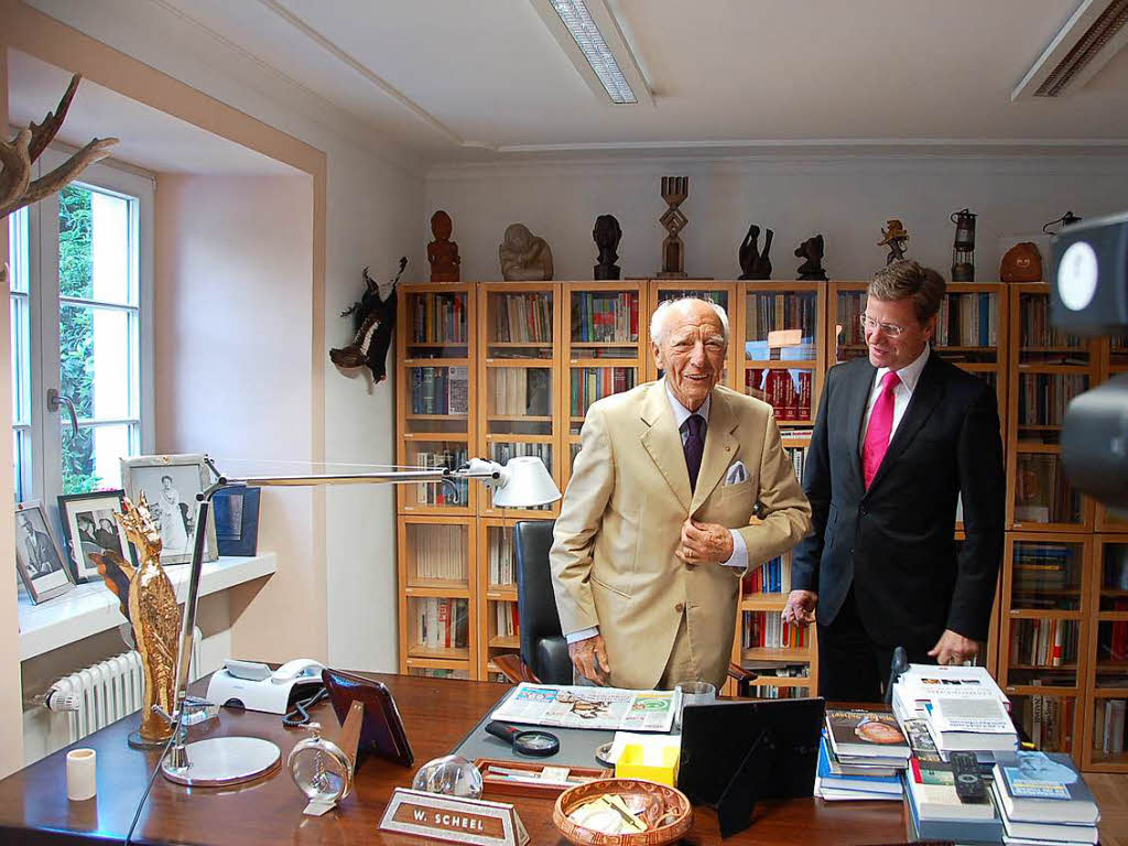 Ein Bild zu Lebzeiten Scheels in seinem Bad Krozinger Arbeitszimmer  mit dem damaligen FDP-Bundesvorsitzenden Guido Westerwelle
