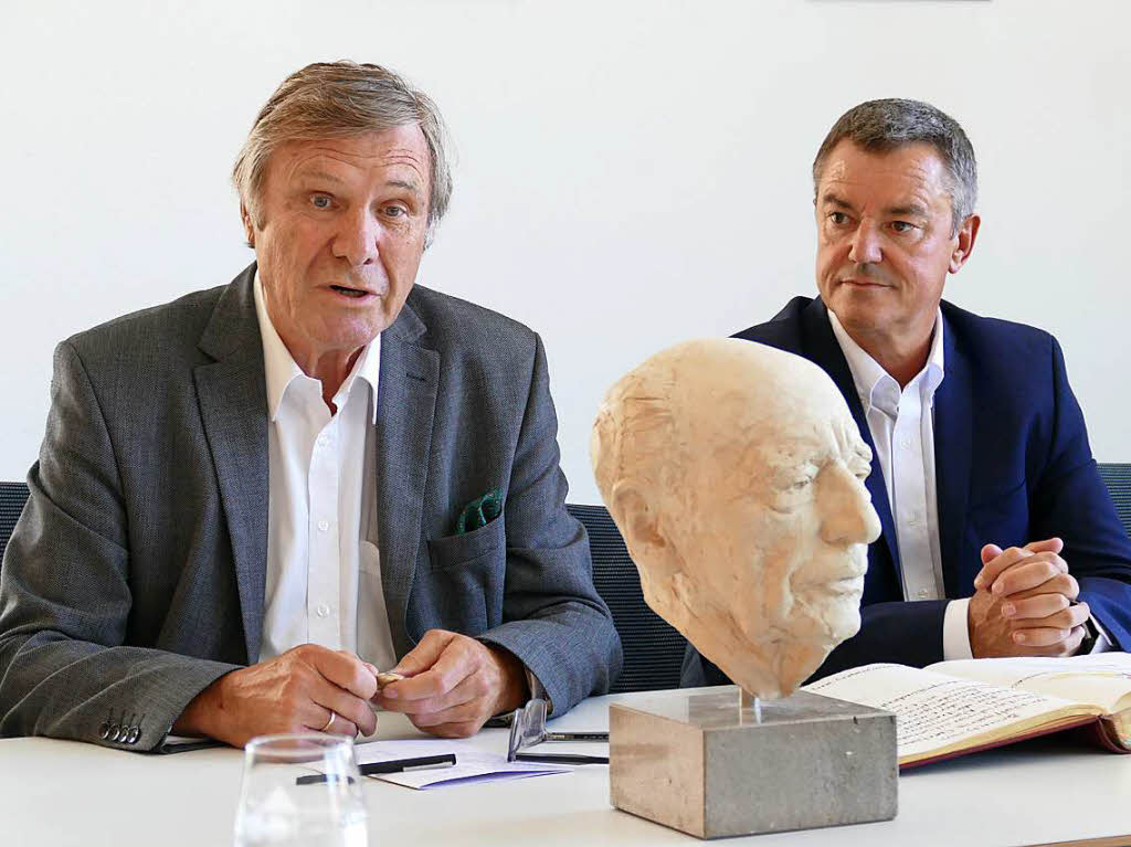 Zur Erffnung kam der  frhere FDP-Bundesvorsitzende und heutige Vorsitzende des Vorstandes der Friedrich-Naumann-Stiftung, Dr. Wolfgang Gerhardt (links), rechts Brgermeister Volker Kieber