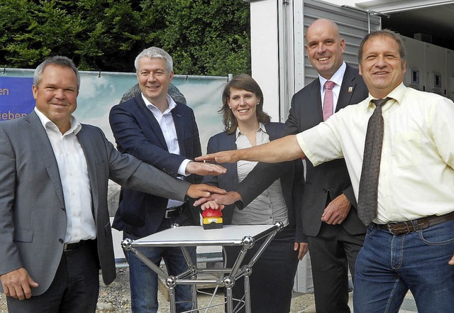 Das Schaltwerk &#8222;Huslerain&#8220...ld) und Andreas Gtz, EnBW Stuttgart.   | Foto: Hans-jrgen Wehrle