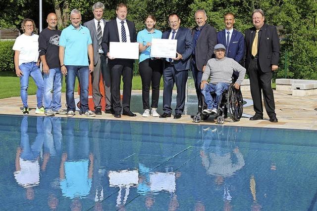 Hohe Spende ermglicht Einbau eines Pool-Lifts