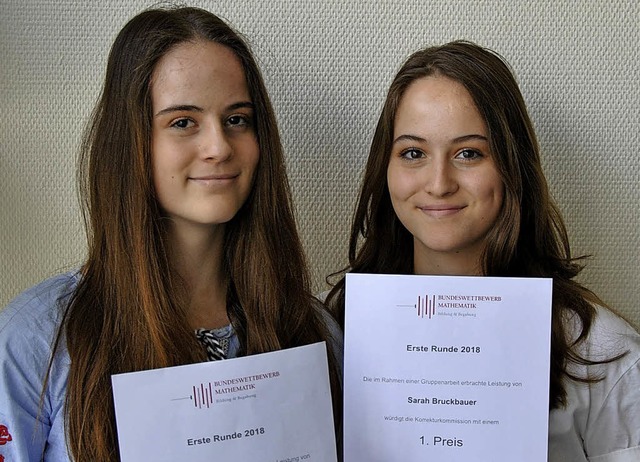 ber den Mathematik-Preis freuen sich ...e Elisa (links) und Sarah Bruckbauer.   | Foto: Kaufmnnische Schulen Waldshut