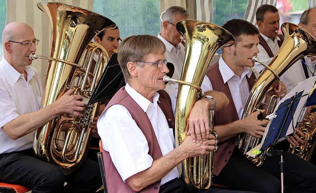 Die Musikkapelle aus Kuhbach spielte f...itionelle Blasmusik in Schweighausen.   | Foto: Reiner Beschorner