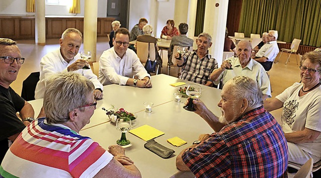 Auf Einladung der Gemeinde und des DRK...den Sebastian Rtzer (rechts daneben).  | Foto: Karin Heiss