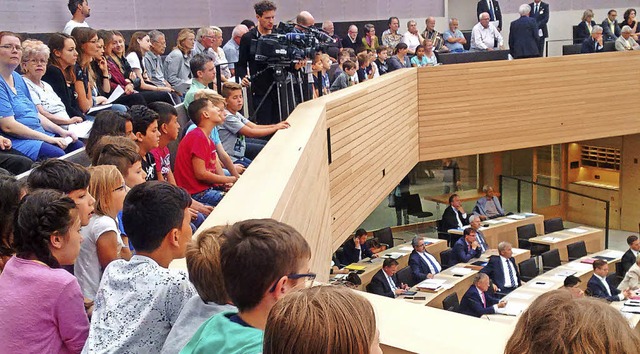 Kinder aus der Stadt Waldkirch im Landtagssaal.   | Foto: Udo Wenzl