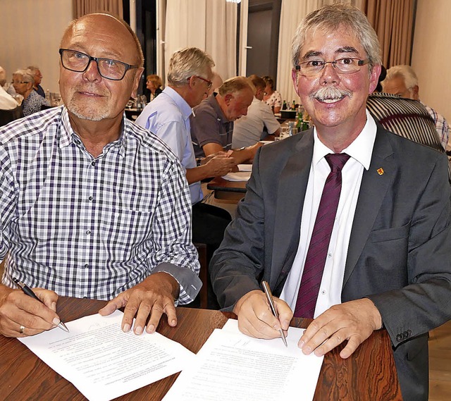 Harald Ebner  (links) und Eckhart Hans... in den CDU-Stadtverband Rheinfelden.   | Foto: Ingrid Bhm-Jacob