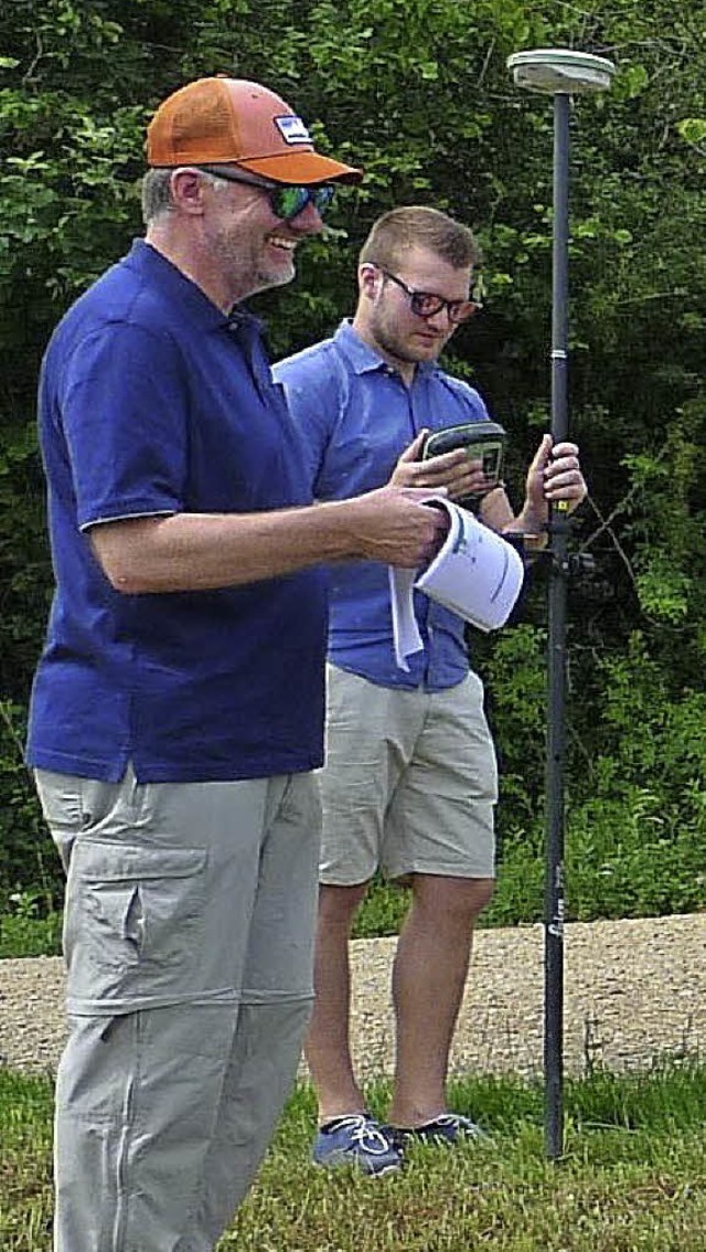 Das Prinzip der GPS-Vermessung erklrte der Ingenieur   Christoph Koch (links).   | Foto: Richard Kaiser