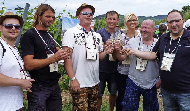 Gut gelaunt genossen die Wanderer an d...ie edlen Tropfen aus dem Kaiserstuhl.   | Foto: Christine Weirich