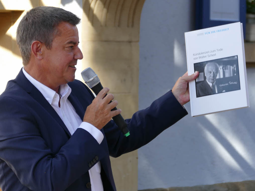 Brgermeister Volker Kieber bekam von Wolfgang Gerhardt als Gastgeschenk ein Kondolenzbuch fr Walter Scheel