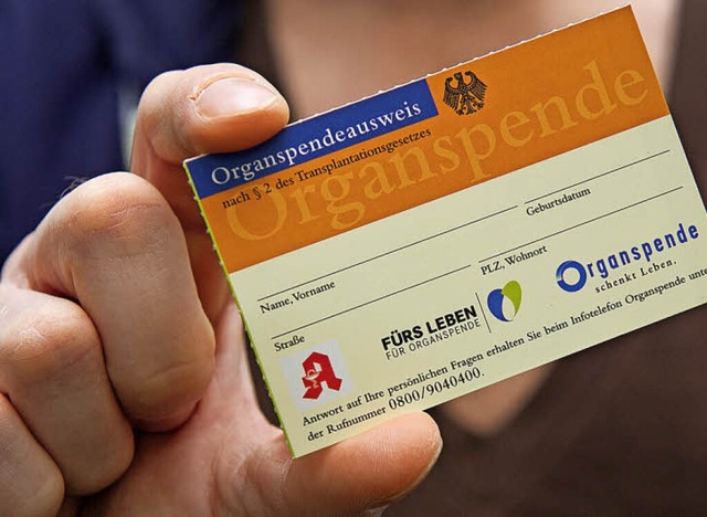 So sieht er aus: Im Organspendeausweis...gt werden, ob und was man spenden will  | Foto: Franziska Koark (dpa)