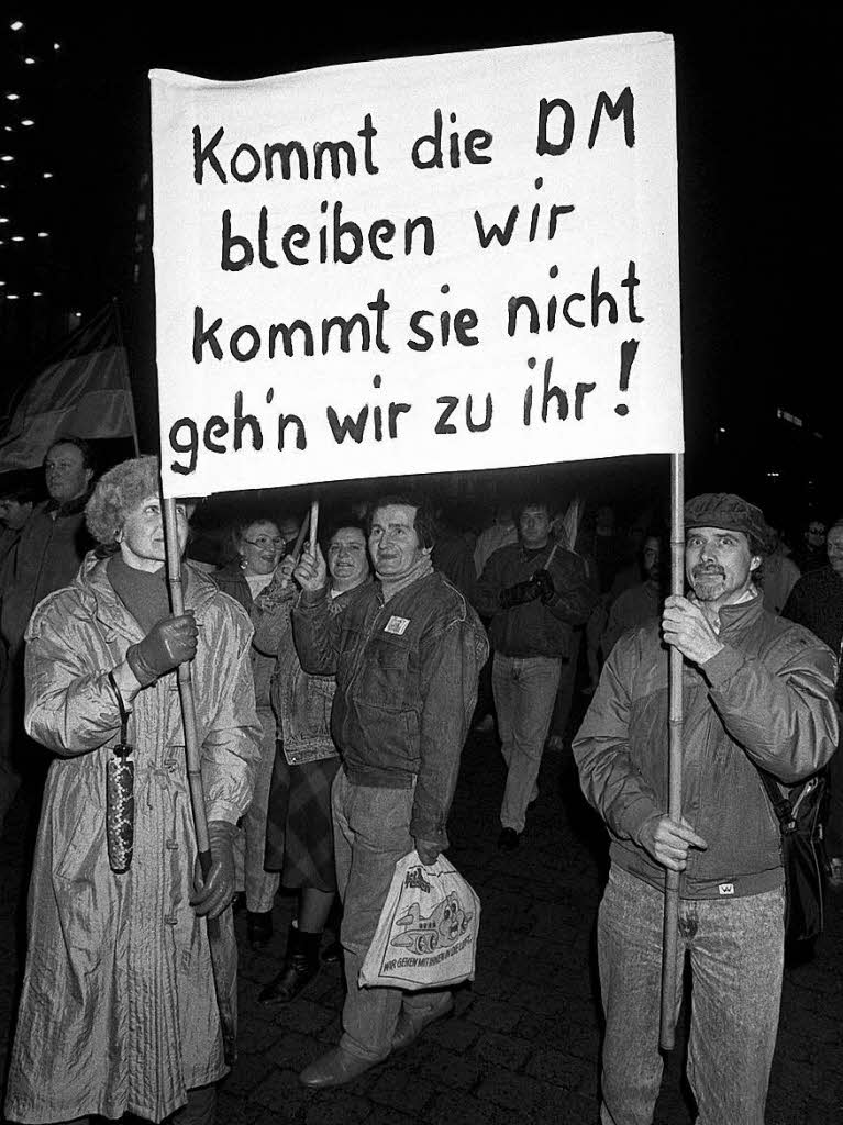 Leipzig 1990: Demonstranten fordern die Einfhrung der D-Mark in der DDR.