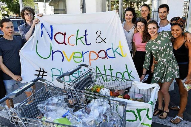 Grüne Jugend packt Lebensmittel vor einem Supermarkt aus – um gegen Plastikmüll zu demonstrieren