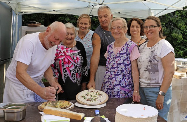 Ein Flammenkuchenfest organisierten di...ntja Ketterer (r.) mit Bewohnerinnen.   | Foto: Ruth Seitz