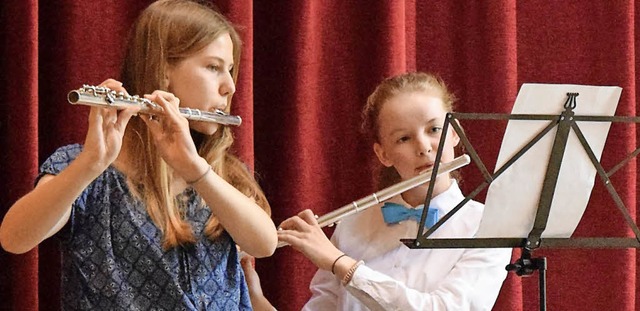 Zwei Nachwuchsmusikerinnen beim Vorspieltag   | Foto: Marie Wintergerst
