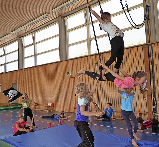 Am Trapez wird eine wilde Piratennummer einstudiert.   | Foto: Ehrlich