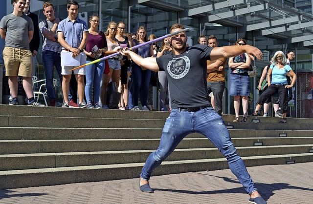 Speerwurf-Unterricht auch mal in Jeans: fr Johannes Vetter kein Problem   | Foto: Harald Rudolf