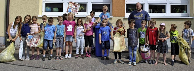 Die Klassen eins bis vier der Grundschule Grwihl rumten in der Gemeinde auf.  | Foto: Manuel Freudling