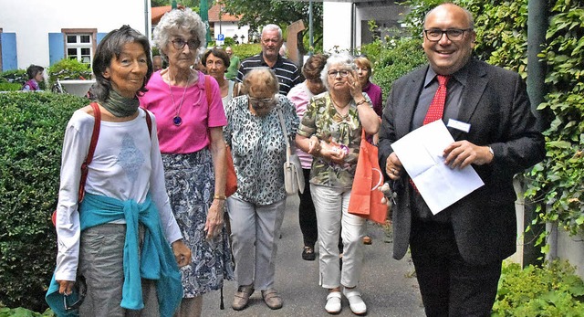 Heimleiter Thomas Schellinger-Pusler f...eressierte durch Garten und  Gebude.   | Foto: Foto/Repro: Steinhart