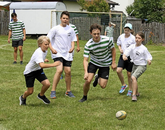 Beim Gaudigrmpelturnier der Weitenaue...die Spieler Freude mit der Rugbykugel.  | Foto: Lacher