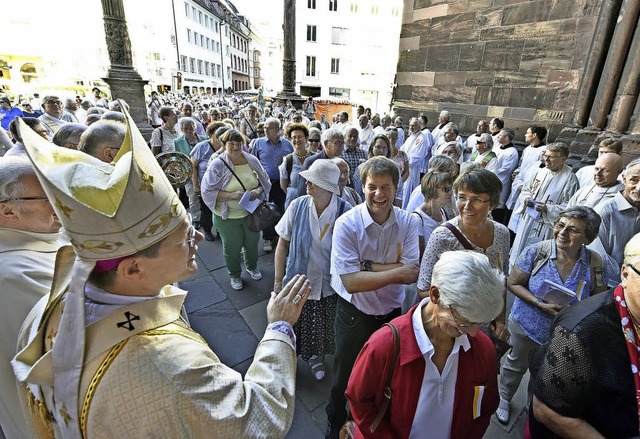 Erzbischof Stephan Burger begrt die wallfahrenden Mesner am Mnster.  | Foto: Michael Bamberger