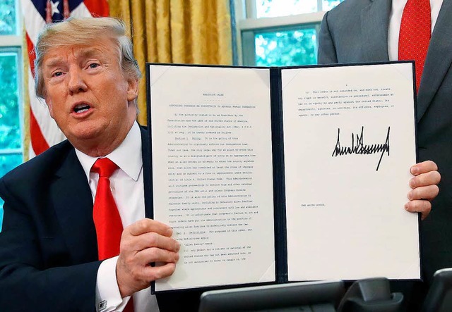 Donald Trump unterzeichnete am Mittwoc...kret zum Stopp der Familientrennungen.  | Foto: AFP