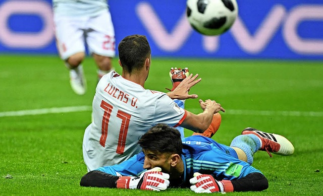 Irans Torhter  Alireza Beiranvand hat...r dem Spanier  Lucas Vazquez geklrt.   | Foto: AFP