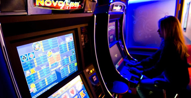 Glcksspiel kann schtig machen: Eine ... einem Spielcasino an Spielautomaten.   | Foto: DPA