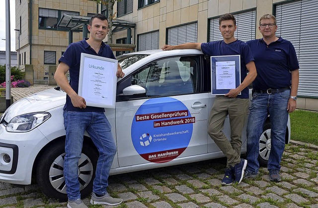 Ausbilder Roland Lang mit seinen ausge...Lukas Franz (links) und Josef Bichler.  | Foto: Jrg Schimanski