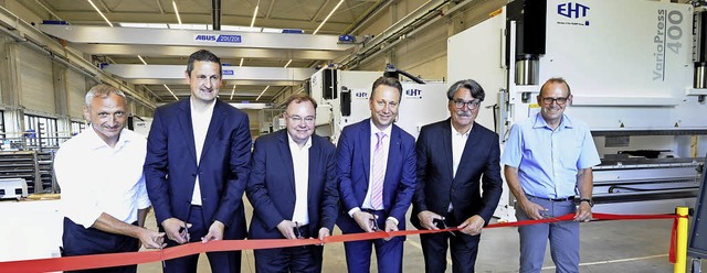 Werksleiter Michael Fischer (von links...neue Montagehalle offiziell in Betrieb  | Foto: Markus Zimmermann