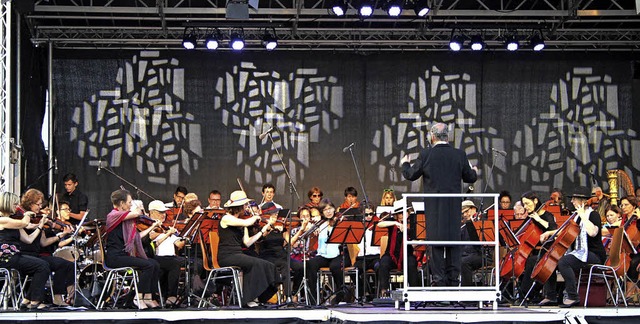 Das Emmendinger Sinfonieorchester sorg...lungenen Auftakt im Klosgaren in Rust.  | Foto: Adelbert Mutz